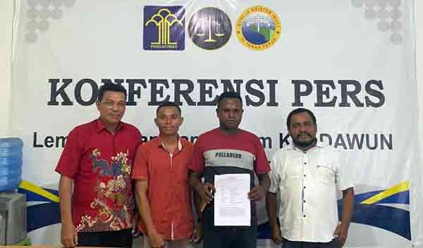 Perwakilan Masyarakat Kampung Mambesak mendatangi LBH KYADAWUN Biak, Selasa (3/6/2025) guna meminta pendampingan hukum atas kasus dugaan penyelewengan anggaran yang dilaporkan ke Polres Biak / Foto : LBH KYADAWUN Biak