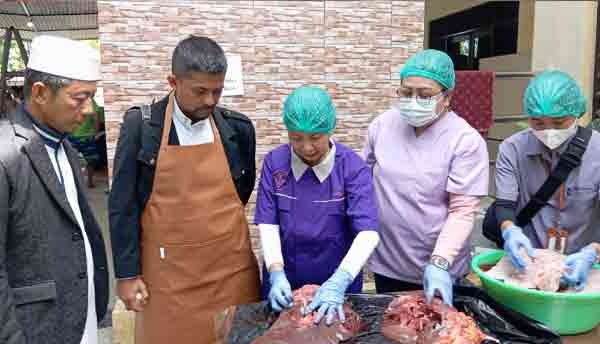 Kepala Dinas Peternakan dan Kesehatan Hewan Kabupaten Mimika, drh. Sabelina Fitriani didampingi Ketua PHBI Mimika, Ustad Joko Prianto dan pengurus masjid melakukan pemeriksaan daging hewan kurban di Masjid LDDI Miftahul Huda Timika, Papua Tengah, Jumat (6/6/2025) / Foto : EHO