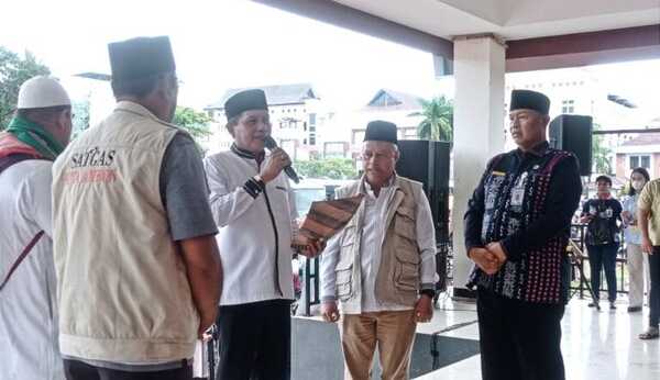 316 Jemaah Haji Tiba di Ambon, Wali Kota hingga Forkopimda Sambut Penuh Sukacita 2 IMG 20250627 WA0011