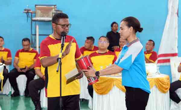 Kapolda Papua Turnamen Badminton