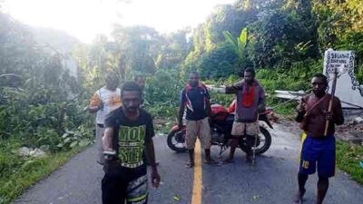 Masyarakat Suku Mpur Palang Jalan Trans Papua Barat
