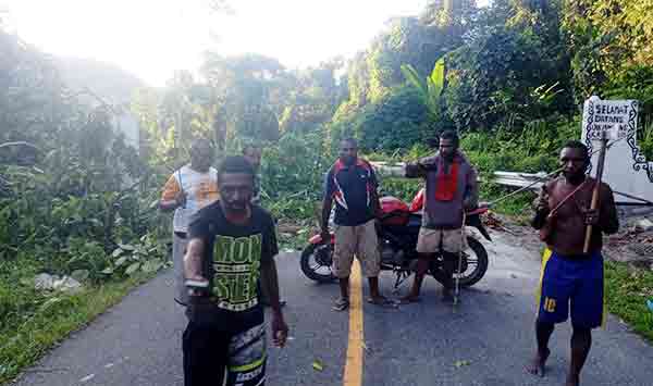 Masyarakat Suku Mpur Palang Jalan Trans Papua Barat