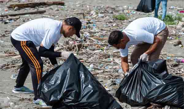 HLH Sedunia: PLN “Beach Clean Up” Sukses Kumpul 1,62 Ton Sampah di Pantai Holtekamp 2 PLN Beach Clean Up Pantai Holtekamp2