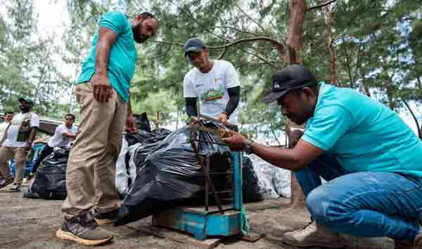 HLH Sedunia: PLN “Beach Clean Up” Sukses Kumpul 1,62 Ton Sampah di Pantai Holtekamp 3 PLN Beach Clean Up Pantai Holtekamp3