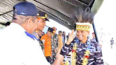 Singgah di Biak, Satgas Trisila-25 TNI AL Pererat Sinergi Lewat Tradisi dan Aksi Sosial