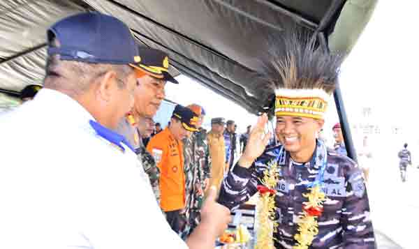 Singgah di Biak, Satgas Trisila-25 TNI AL Pererat Sinergi Lewat Tradisi dan Aksi Sosial 1 Satgas Trisula TNI AL knjungi Biak