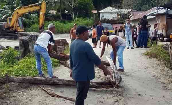 Warga Hative Besar Aksi di Tambang Galian C
