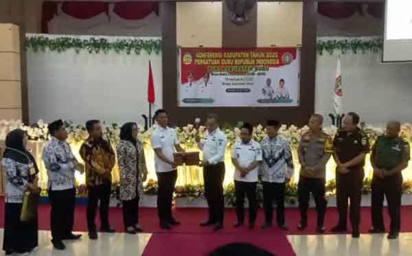 Bupati Buru Konferensi PGRI Buru 2025