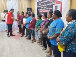 Disela Reses II, Wakil Ketua DPRP PBD Serahkan Bantuan Modal Usaha