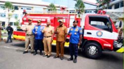 Gub DM Bantu Mobil Damkar ke Masel