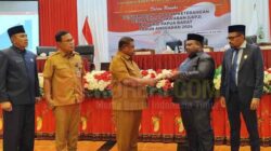 Sekda Drs. Ali Baham Temongmere, M.TP menyerahkan dokumen LKPJ Provinsi TA 2024 kepada Ketua DPRP Papua Barat dalam Rapat Paripurna Masa Persidangan II Tahun 2025 di Ballroom Aston Niu Manokwari, Selasa (15/7/2025) / Foto : KENN