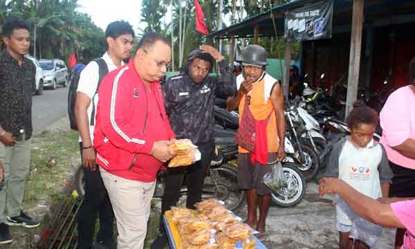 Joni Betaubun Borong Dagangan Ma2 Papua di Serui