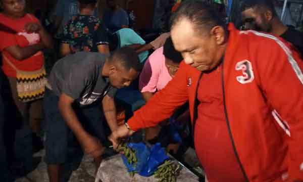 Kampanye Membumi BTM-CK di Serui: Betaubun Borong Dagangan Mama-mama Papua 2 Joni Betaubun Borong Dagangan Ma2 Papua di Serui2