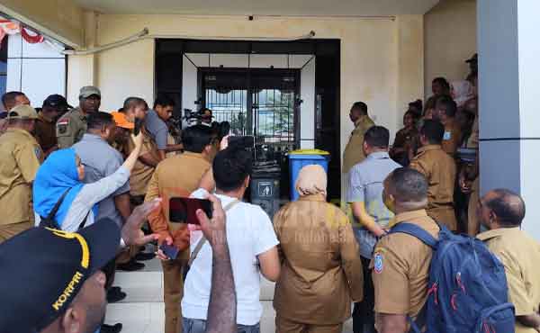 Gubernur Elisa Irit Bicara Saat Buka Palang Kantor Dinas PUPR PBD 1 Kantor Dinas PUPR PBD Dipalang