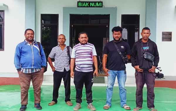 Masy Kp Sunde Lapor Dana Desa di Kejari Biak2