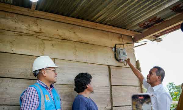 Bersama Menteri ESDM, Donasi Pegawai PLN Sambungkan Listrik Gratis Keluarga Prasejahtera 1 PLN Listrik Gratis Sarmi