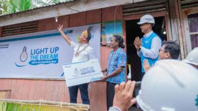 Cahaya Harapan dari Timur: PLN Sambung Listrik Gratis di Pulau Owi dan Supiori