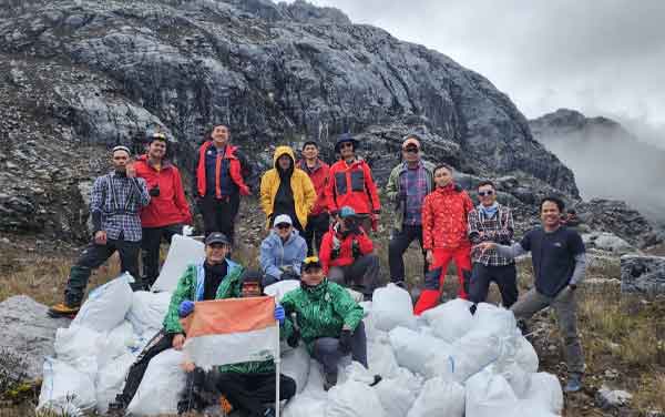 PTFI Bersih2 sampah di Jalur ke Cartenz3