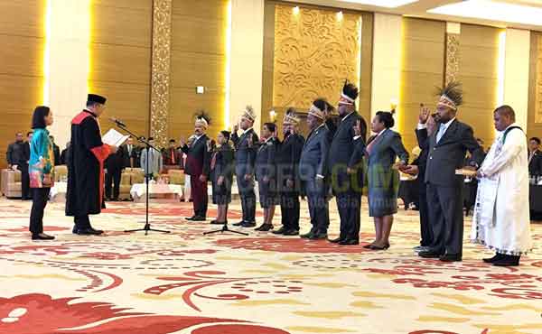 KPT Papua Barat Resmi Lantik Ketua DPRP PBD dan 9 Legislator Otsus 2 Pelantikan 9 Legislator Otsus DPRP PBD