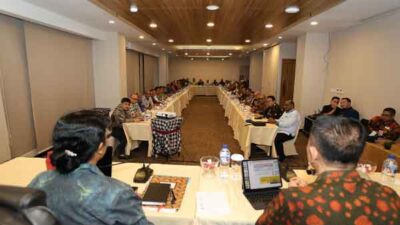 Pj Gubernur Papua Langsung Pimpin Rapat OPD hingga Tengah Malam, Beri Arahan Ini