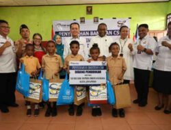 Kunjungi Sekolah di Momen HAN 2025: Pj Gubernur Papua Gandeng CSR Beri Bantuan