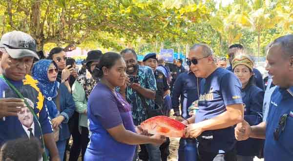 Hidupkan UMKM, Waketum DPP NasDem Ajak Masyarakat "Ayo Makan Ikan" 2 Rakerwil II NasDem di Sorog UMKM Binaan NasDem2