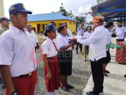 Resmi Serahkan Seragam SD-SMP, Wali Kota Sorong: Pendidikan Gratis Dimulai