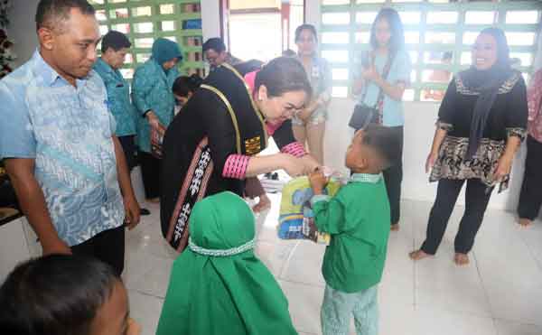 Bunda Lisa Kembali Kunjungi 2 PAUD di Negeri Laha, Serahkan Bantuan APE 1 Bunda Lisa Wattimena PAUD di Laha