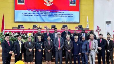 Bupati JR Paripurna DPRK Mimika Foto Bersama