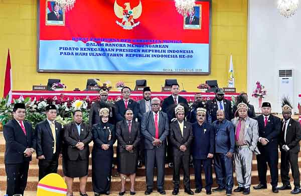 Bupati JR Paripurna DPRK Mimika Foto Bersama