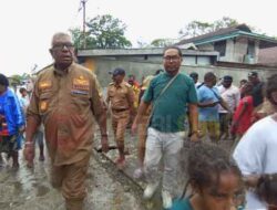 Tinjau 4 Titik Banjir, Bupati Mimika Warning Warga Soal Sampah