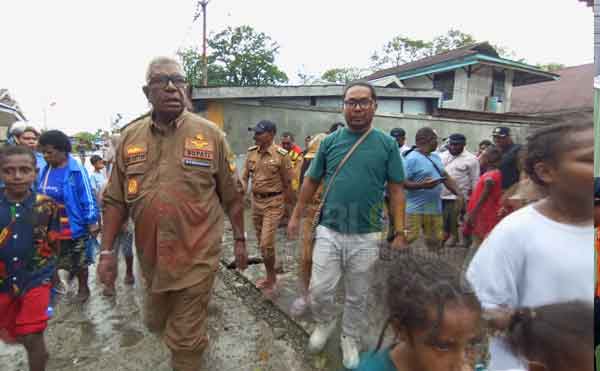 Bupati JR Tinjau Banjir Timika