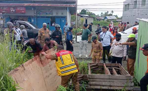 Tinjau 4 Titik Banjir, Bupati Mimika Warning Warga Soal Sampah 2 Bupati JR Tinjau Banjir Timika2