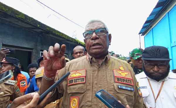 Tinjau 4 Titik Banjir, Bupati Mimika Warning Warga Soal Sampah 3 Bupati JR Tinjau Banjir Timika3