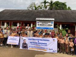 Legislator Cheroline Serahkan Bantuan PIP Untuk 5 Sekolah di Manokwari