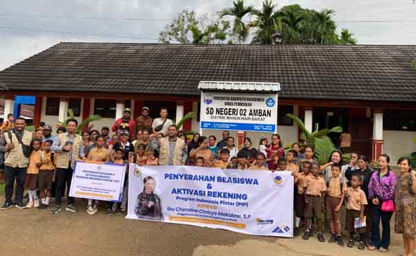 Cherolin Makalew Serahkan Bantuan PIP 5 Skolah