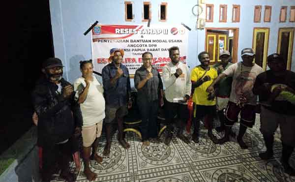Reses II 2025 : Ethy Sagrim Bantu Modal Usaha Kelompok Tani OAP 1 Ethy Sagrim Reses di Distrik Mariat Kabsor