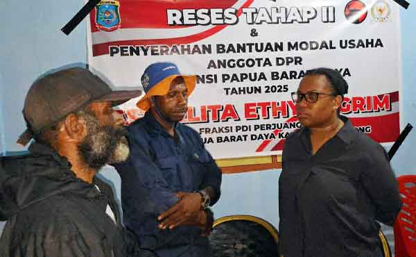 Reses II 2025 : Ethy Sagrim Bantu Modal Usaha Kelompok Tani OAP 2 Ethy Sagrim Reses di Distrik Mariat Kabsor2
