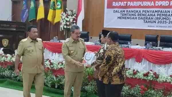 DPRD Maluku Gelar Paripurna Penyampaian Dokumen Ranperda RPJMD 2025-2029 1 IMG 20250806 WA00172