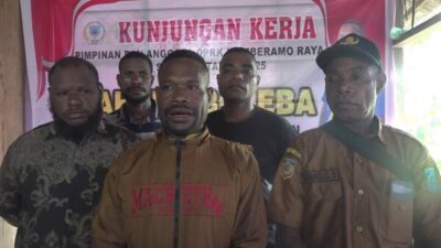Anggota DPRK Mamberamo Raya Pengangkatan Kursi Otsus Wahyu Boleba memberikan keterangan Pers usai melakukan Kunker dan Reses bersama Masyarakat Distrik MTT dan Benuki, selasa 5/6/2025.