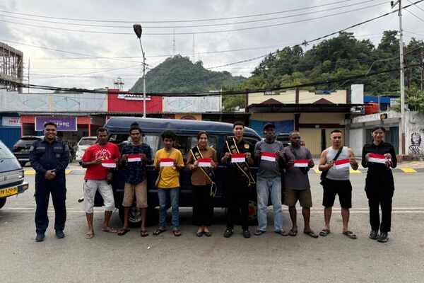 Kibarkan Semangat Kemerdekaan, Duta Humas Polda Papua Bagikan Bendera 2 IMG 20250814 WA0002