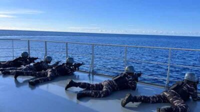 KRI Balongan Latihan Tembak di Laut Pasifik