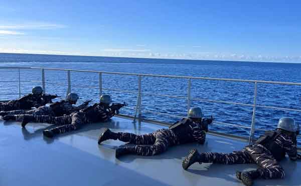 KRI Balongan Latihan Tembak di Laut Pasifik