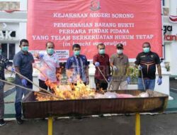 Kejari Sorong Musnahkan Barang Bukti 30 Perkara Pidana Periode Mei-Juli 2025