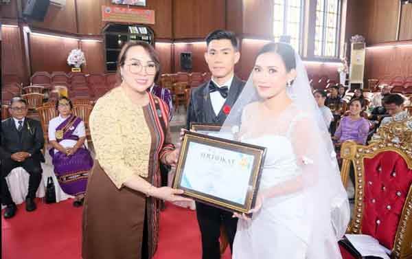 Lisa Wattimena Catin di Gereja Joseph Kam