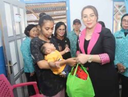 Kunjungi Posyandu Balita-Lansia Elim Seri, Ketua PKK Ambon Serahkan Bantuan PMT