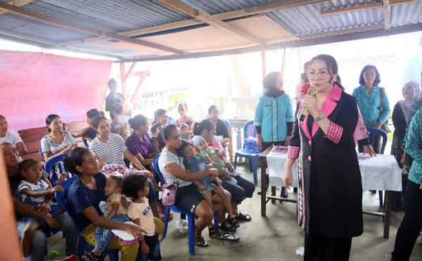 Kunjungi Posyandu Balita-Lansia Elim Seri, Ketua PKK Ambon Serahkan Bantuan PMT 2 Lisa Wattimena Kunjungi Posyandu Elim Dusun Seri2