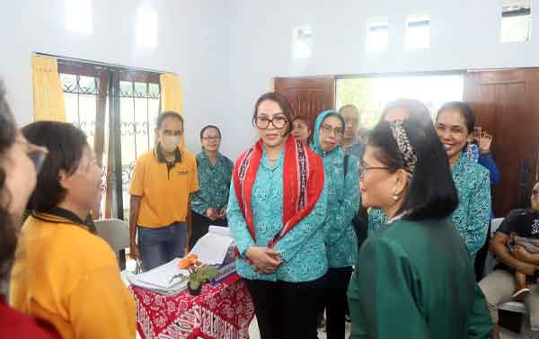 Lisa Wattimena Kunjungi Posyandu Mutiara