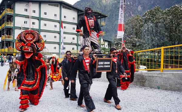 Dari Ketinggian 2.400 mdpl, "Parade Budaya Indonesia" PTFI Gaungkan Keberagaman 3 PTFI Parade Budaya Indo HTU RI 80 3