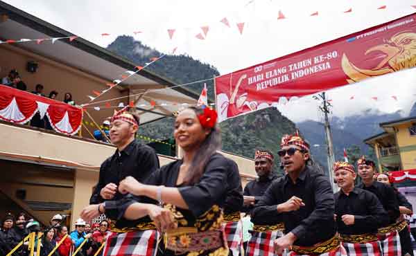 Dari Ketinggian 2.400 mdpl, "Parade Budaya Indonesia" PTFI Gaungkan Keberagaman 4 PTFI Parade Budaya Indo HTU RI 80 4